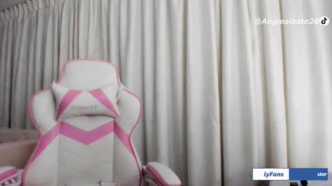 Snapshot of crystal_foster chatting on 21, 12, 2025 angie online show from 21, 12, 2025