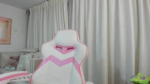 Snapshot of crystal_foster chatting on 4, 2, 2026 angie online show from 4, 2, 2026