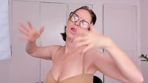 Snapshot of cuddlingbunnny chatting on 25, 4, 2026 Leonela online show from 25, 4, 2026