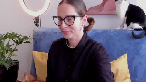 Snapshot of cuddlingbunnny chatting on 9, 5, 2026 Leonela online show from 9, 5, 2026