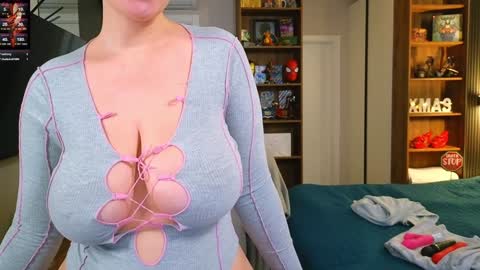 Snapshot of curvyjules69 chatting on 8, 12, 2024 CurvyJules online show from 8, 12, 2024