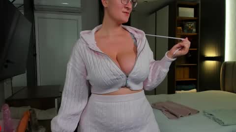 Snapshot of curvyjules69 chatting on 12, 2, 2025 CurvyJules online show from 12, 2, 2025