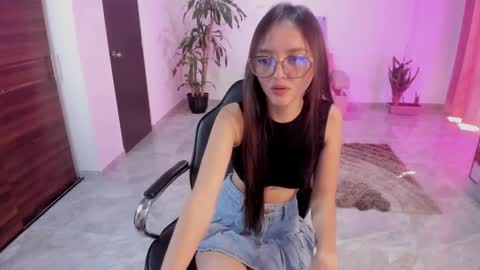 Snapshot of cute_fox_1 chatting on 17, 12, 2025 Bella Fox online show from 17, 12, 2025