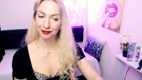 cute_smile_shy online show from 15, 5, 2026