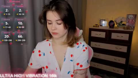 Snapshot of cutie_mili chatting on 5, 12, 2025 mili online show from 5, 12, 2025