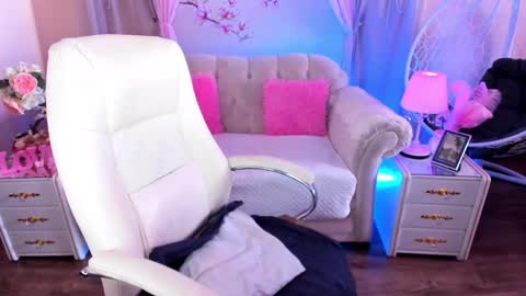 Snapshot of cutieeeandlove chatting on 4, 3, 2025 Alice online show from 4, 3, 2025