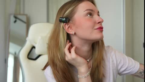 Snapshot of cyberheart_ chatting on 5, 2, 2025 EMILY online show from 5, 2, 2025