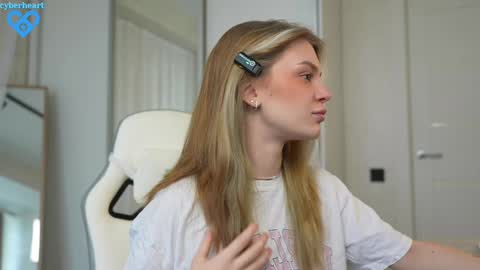 Snapshot of cyberheart_ chatting on 8, 2, 2025 EMILY online show from 8, 2, 2025