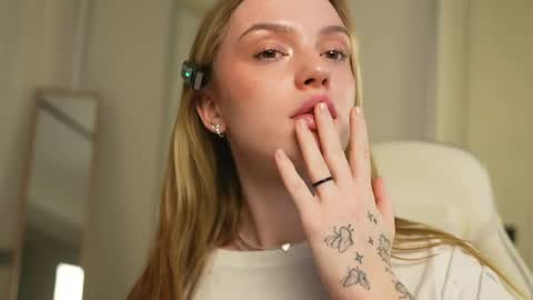 Snapshot of cyberheart_ chatting on 27, 2, 2025 EMILY online show from 27, 2, 2025