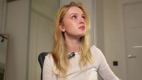 Snapshot of cyberheart_ chatting on 8, 9, 2025 EMILY online show from 8, 9, 2025