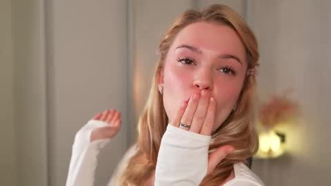 Snapshot of cyberheart_ chatting on 8, 11, 2025 EMILY online show from 8, 11, 2025