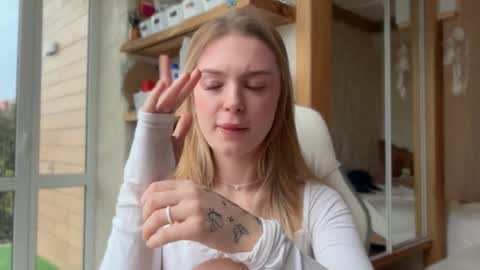 Im Emi streaming with my friend Reyna today online show from 18, 4, 2026