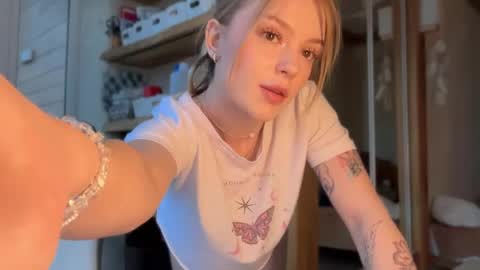 Snapshot of cyberl0ve_ chatting on 24, 4, 2026 Im Emi streaming with my friend Reyna today online show from 24, 4, 2026