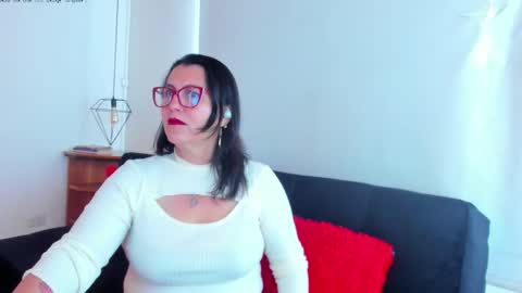 Snapshot of d_martii chatting on 18, 10, 2025 Mia online show from 18, 10, 2025