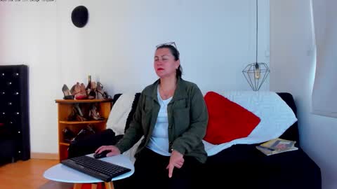 Snapshot of d_martii chatting on 25, 10, 2025 Mia online show from 25, 10, 2025