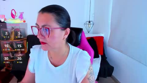 Snapshot of d_martii chatting on 4, 11, 2025 Mia online show from 4, 11, 2025