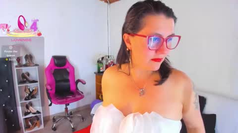 Snapshot of d_martii chatting on 15, 11, 2025 Mia online show from 15, 11, 2025