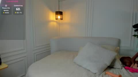 dafne_hillss online show from 7, 4, 2026