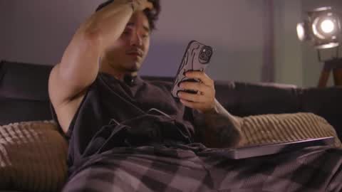 Snapshot of damianow chatting on 19, 10, 2025 insta damn8 -------- online show from 19, 10, 2025