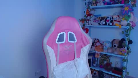 Snapshot of daniela_cute22 chatting on 19, 12, 2025 DANIELA online show from 19, 12, 2025