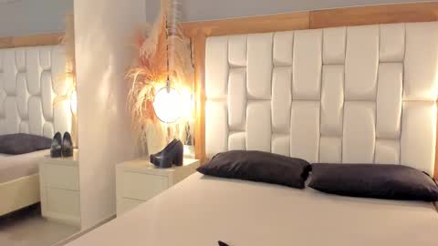 daphne_and_roger online show from 22, 9, 2025