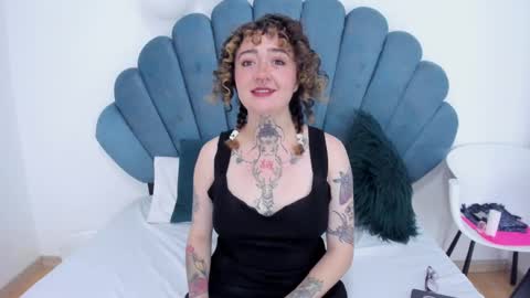 Snapshot of daphne_blunt chatting on 7, 12, 2024 Daphne Blunt online show from 7, 12, 2024