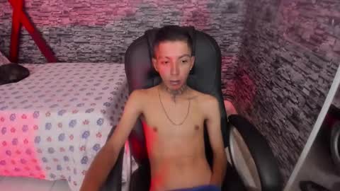 Snapshot of darikson_boy_ chatting on 5, 12, 2025 Darikson online show from 5, 12, 2025