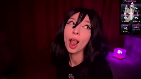 Snapshot of darkfirenight chatting on 5, 2, 2025 Yuu online show from 5, 2, 2025