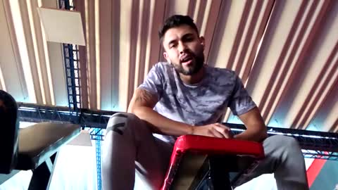 Snapshot of davgostoso chatting on 27, 2, 2025 Dave y Salvatore online show from 27, 2, 2025