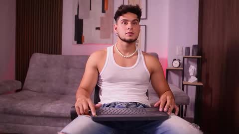 Snapshot of davies_brown chatting on 28, 10, 2025 Davies brown schedule 12pm to 5pm col time online show from 28, 10, 2025