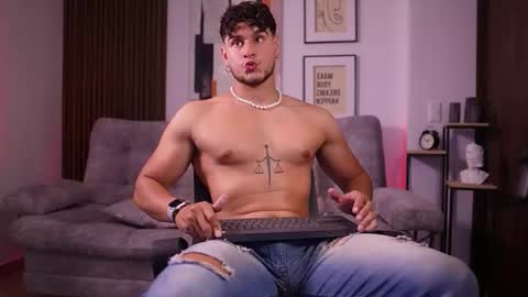 Snapshot of davies_brown chatting on 22, 11, 2025 Davies brown schedule 12pm to 5pm col time online show from 22, 11, 2025