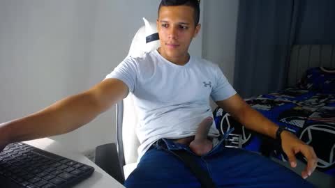 Snapshot of davisito7 chatting on 18, 12, 2025 David Angel online show from 18, 12, 2025