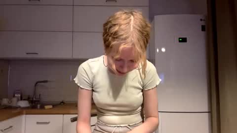 Hello My name is Sarah im new model here and little but shy. online show from 18, 12, 2025