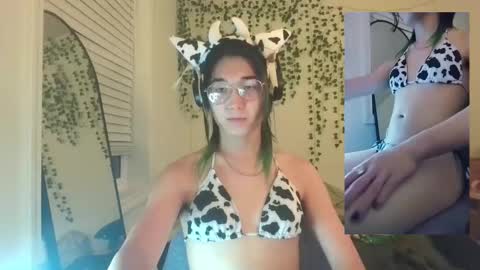 Snapshot of deciduousdoll chatting on 15, 9, 2025 deciduousdoll online show from 15, 9, 2025