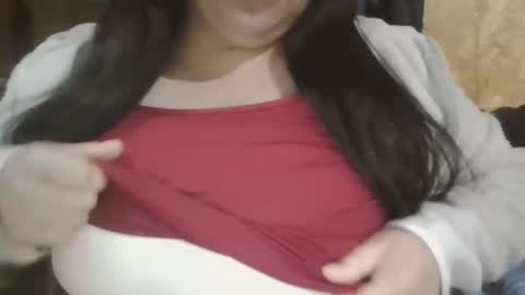 Snapshot of denisse131015 chatting on 19, 12, 2025 curvy top online show from 19, 12, 2025