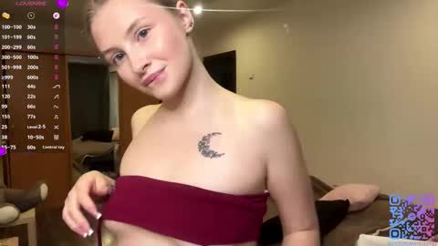 Snapshot of deonnagarn chatting on 5, 12, 2025 Vi Victoria online show from 5, 12, 2025