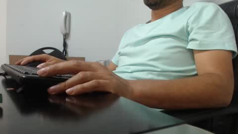 Snapshot of derrik_ chatting on 18, 12, 2024 online show from 18, 12, 2024