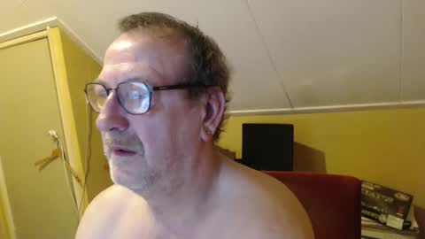 Snapshot of destelp chatting on 3, 12, 2025 destelp online show from 3, 12, 2025