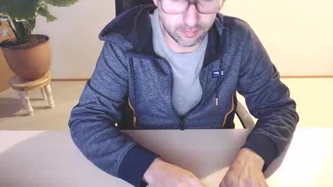 Snapshot of devswiss chatting on 12, 10, 2025 DevSwiss online show from 12, 10, 2025