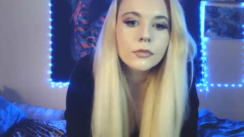 Snapshot of devyn_winter chatting on 13, 12, 2025 devyn winter online show from 13, 12, 2025