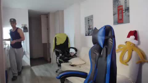 Snapshot of dilanxxx8888 chatting on 17, 12, 2025 dilanxxx8888 online show from 17, 12, 2025