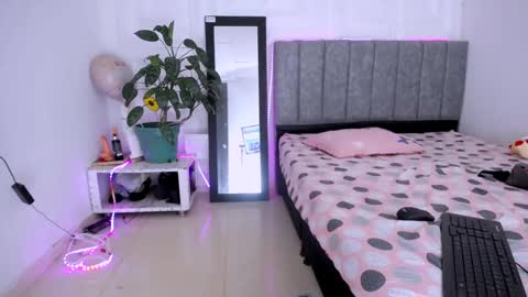 Snapshot of dina_mcry chatting on 12, 11, 2025 DINA online show from 12, 11, 2025