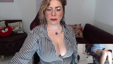 Snapshot of diva_milf chatting on 8, 1, 2025 Diva online show from 8, 1, 2025
