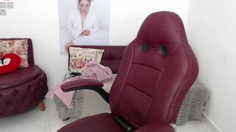 Snapshot of diva_milf chatting on 6, 2, 2025 Diva online show from 6, 2, 2025