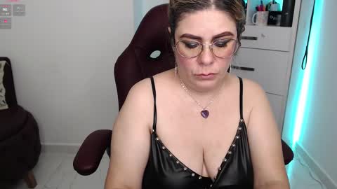Snapshot of diva_milf chatting on 21, 2, 2025 Diva online show from 21, 2, 2025