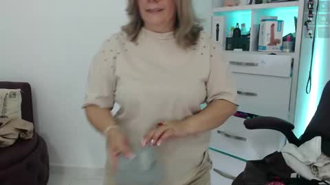 Snapshot of diva_milf chatting on 23, 2, 2025 Diva online show from 23, 2, 2025