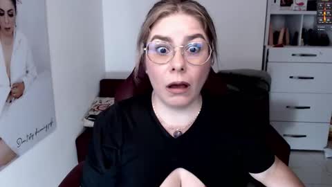 Snapshot of diva_milf chatting on 10, 10, 2025 Diva online show from 10, 10, 2025