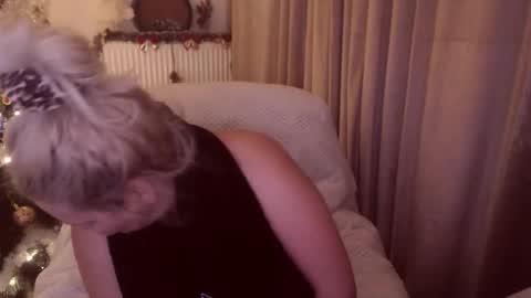 Snapshot of divineblond chatting on 29, 11, 2025 Alexxa online show from 29, 11, 2025