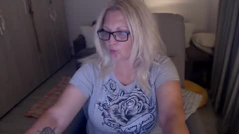 Snapshot of divineblond chatting on 25, 5, 2026 Alexxa online show from 25, 5, 2026