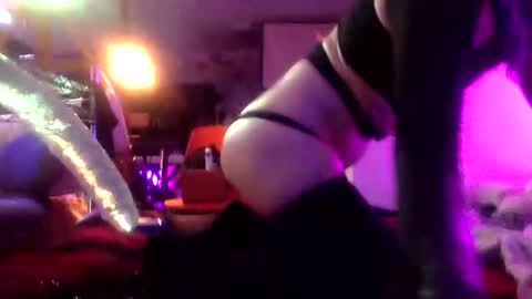 Snapshot of dizzy_dreamer chatting on 16, 12, 2025 Izzy Knyx online show from 16, 12, 2025